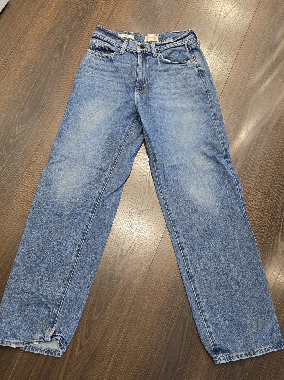 Universal Thread Women's Straight Leg Jeans in Light Blue Wash